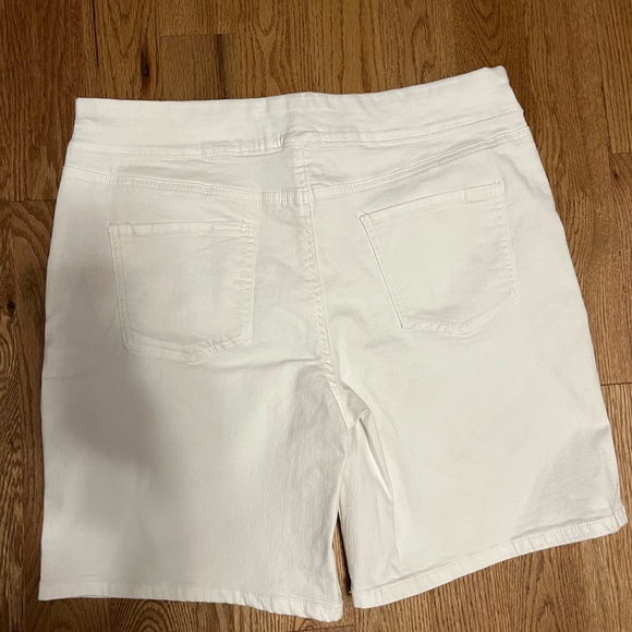 White Croft and Barrow pull on shorts. Size 18. - Picture 2 of 3